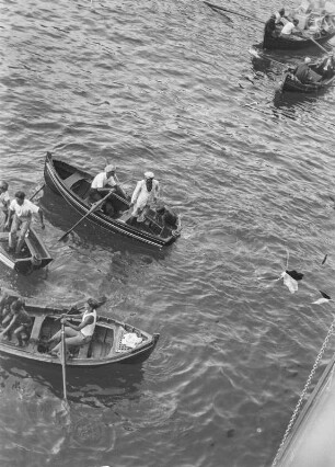 Händlerboote : Blick vom Schiff auf Händler in Ruderbooten