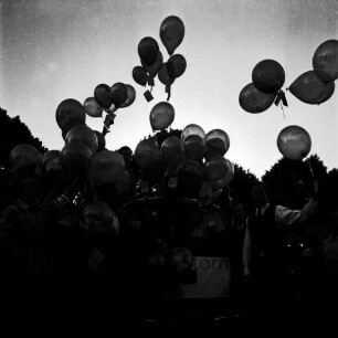 Junge Europäische Föderalisten (JEF): "Tag des freien Europa": Kinder beim Fliegenlassen von Luftballons: hinten Bäume