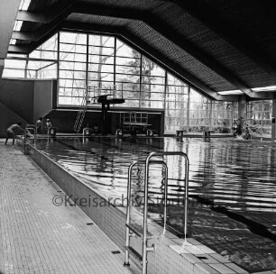 Hallenbad [später Travebad-Schwimmhalle]: Konrad-Adenauer-Ring: Innenansicht: Schwimmbecken: hinten links und rechts Kinder: dahinter Sprungturm und Fensterfront: 16. Februar 1976