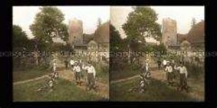 Schülergruppe am Eingang zur Burg Rabenstein