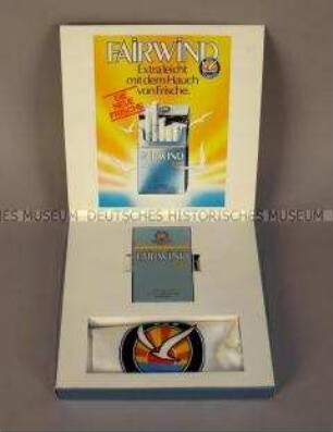 Werbeschachtel für "Fairwind mild"-Zigaretten mit einer Probeschachtel und einem Tuch mit Werbeaufdruck