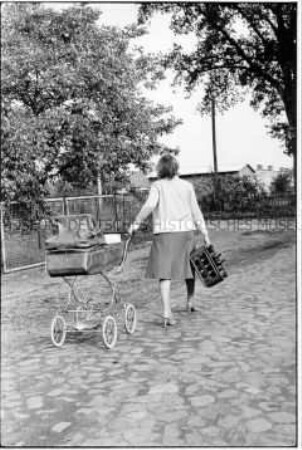 Frau mit Kinderwagen
