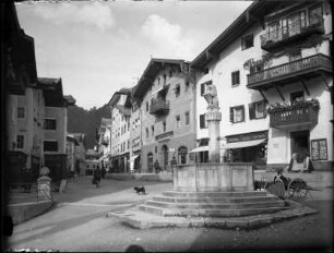 Bayern, Berchtesgaden, Marktplatz mit Brunnen