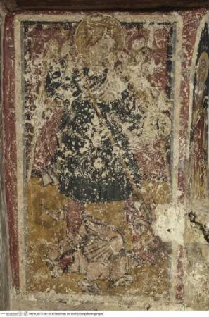 Freskendekoration: Christus Pantokrator, Gandenstuhl, Madonna und Heilige, Altarwand links: Erzengel Michael