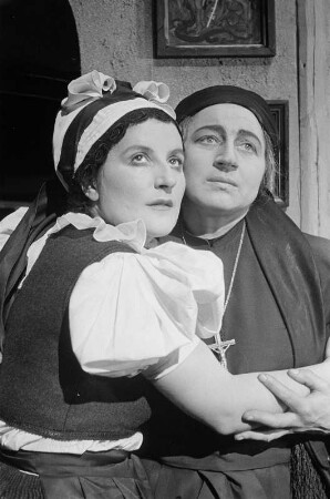 Szenenbilder aus der Oper "Jenufa" von Leos Janácek an der Deutschen Staatsoper Berlin, mit Christel Goltz und Erich Witte in den Hauptrollen : Szene mit Christel Goltz als Jenufa (links)