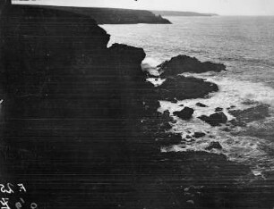 An der Küste : Blick auf die Küste von Belle-Île, vermutlich bei Sonnenuntergang