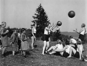 Reinwarzhofen. Zeltlager des Bundes Deutscher Mädel (BdM) auf dem Zeltlagerplatz "Göring-Espan". Mädchengruppe in Sportbekleidung beim Ballspielen. Kinder in Alltagskleidung schauen zu