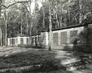 Dresden-Neustadt, Kannenhenkelweg. Nordfriedhof (Garnisonsfriedhof) (1902 angelegt). Hauptwand der Denkmalsanlage für die Gefallenen des 1. Weltkrieges (ab 1918)