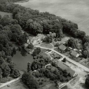 Ortsteil Hornow. Herrenhaus (Gemeindezentrum Schloß Hornow) und Landschaftspark, Schulstraße/Einmündung Muckrower Weg