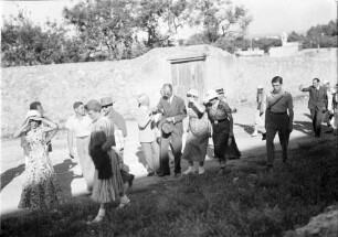 Tarragona [Spanien]: Gruppe bei der Führung an [einer Mauer]