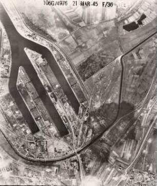 Amerikanische Luftbildaufnahmen von Kriegszerstörungen. Ausrichtung nach Westen. Rheinhafen