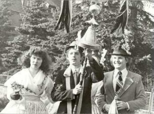 Fastnacht in Dissen : Gesellschaftliche Volkskultur - Frühling. Ort: Dešno / Dissen. Festzug während der 100. Fastnacht (Zapust) 1980