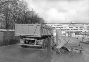 Baustelle Sächsische Landesbibliothek - Staats- und Universitätsbibliothek Dresden, Zentralbibliothek. Baustelleneinrichtung. Reifenwaschanlage an der Baustellenausfahrt während Überfahrt eines Kipperlastzuges. Blick zum Bürogebäude Zellescher Weg 17 : Dresden-Räcknitz, Zellescher Weg 18. Baustelle Sächsische Landesbibliothek - Staats- und Universitätsbibliothek Dresden, Zentralbibliothek. Baustelle Sächsische Landesbibliothek - Staats- und Universitätsbibliothek Dresden, Zentralbibliothek. Baustelleneinrichtung. Reifenwaschanlage an der Baustellenausfahrt während Überfahrt eines Kipperlastzuges. Blick zum Bürogebäude Zellescher Weg 17