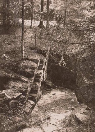 Burgwall auf dem Schmoritz : Oberlausitz. Burgwall auf dem Schmoritz (südlich Bautzen). Die Zisterne von Süden