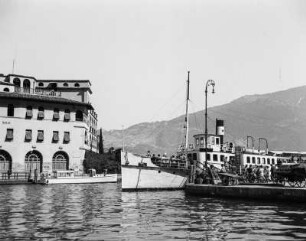 Gardasee, Riva del Garda : Italien, Riva del Garda. Anlegestelle mit Ausflugsdampfer