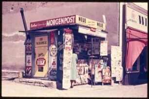 Zeitungskiosk an einer Eckfassade