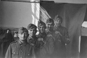 Zweiter Weltkrieg. Niederlande unter deutscher Besatzung. Fünf deutsche Wehrmachtsangehörige in ihrer Unterkunft (wohl bei Den Haag)