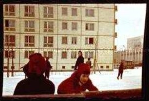 Winter in Berlin: Kinder beim Schlittschuhlaufen