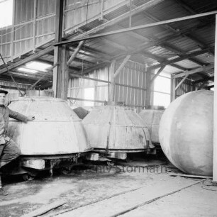 Haase-Öltanks: Blick in die Fertigungshalle mit Öltanks
