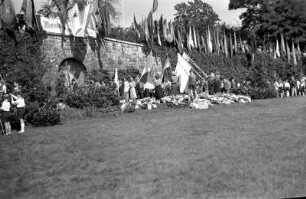 Kranzniederlegung am Ehrenhain für die Opfer des Faschismus : Dresden-Neustadt, Karl-Marx-Platz. Garten des Japanischen Palais. Kranzniederlegung am Ehrenhain für die Opfer des Faschismus