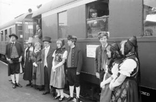 Immendingen: Trachtengruppe vor Zug