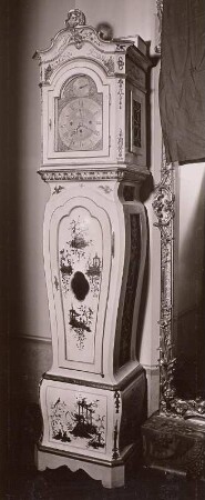Standuhr mit weißgoldlackiertem Gehäuse