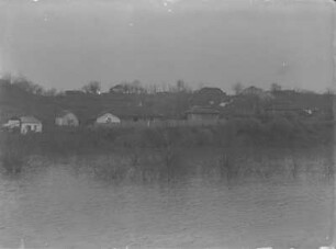 Häuser am Wasser : Wohl Serbien. Häuser am Ufer eines Gewässers, wahrscheinlich die Donau.