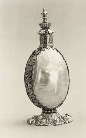 Kleine Pilgerflasche aus Perlmutt (zum Reisekästchen von Elias Geyer gehörig)