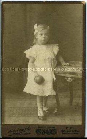 Kleines Mädchen im weißen Kleid, Carte de Visite