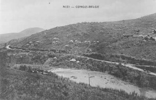 Nizi : Das Dorf Nizi obehalb eines Flusses im Kongo