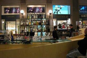Rom - Bar in der Via Colonna : Warenangebot in Rom, aufgenommen im April 2004