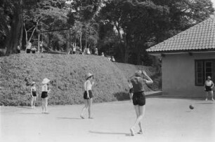 Sportplatz : Schülerinnen einer Schule in Lushoto beim Ballspiel.