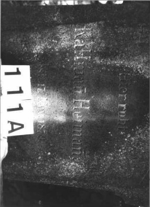 Grabstein 111 (Index: 100085520) Maße HxBxT: 112x54x12 cm Beschreibung: Stele, giebelartiger Abschluß mit Eckakroteren: Grabstein 111A