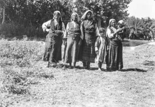 Gruppenportrait : Gruppenportrait mehrerer Frauen und Kinder.