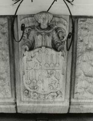 Schlussstein mit Wappen von J. A. von Wülfing und Bruststück einer Wappenhalterin