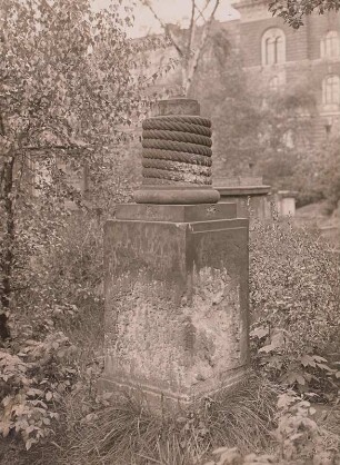 Dresden, Eliasfriedhof. Grabmal einer/s Unbekannten. Tauumwundener Säulenstumpf