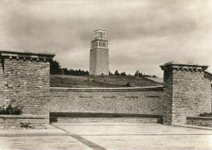 Weimar-Buchenwald. Nationale Mahn- und Gedenkstätte Buchenwald (1954-1958). Mittleres Ringgrab. Blick zum Glockenturm