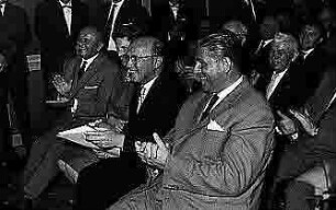 25 jähriges Dienstjubiläum: Gruppenbild mit Heinz Schmeissner, OBM Urschlechter u.a.m.