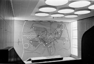 Mosaik- und Putzkeramik von Erwin Spuler im Bürgersaal des im Wiederaufbau befindlichen Rathauses.