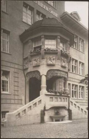 Hauptportal, straßenseitig.