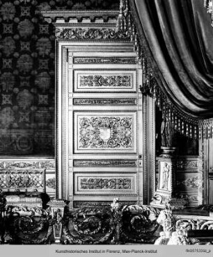 Thronsaal des Palazzo Reale von Turin : Türe mit geschnitztem Wappen und ornamentunterlegtem Annunziataorden