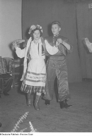 Tanzende einer Kulturveranstaltung der HO Industriewaren Leipzig-Stadt im Rahmen des Monats der Deutsch-Sowjetischen Freundschaft
