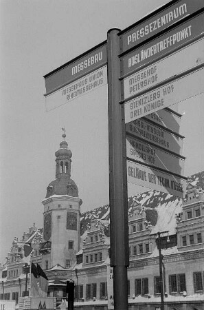 Leipziger Innenstadt kurz vor Eröffnung der Frühjahrsmesse, Informationsstand
