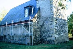 eingerüstete Rückseite der Dorfkirche, die 1723-29 erbaut wurde