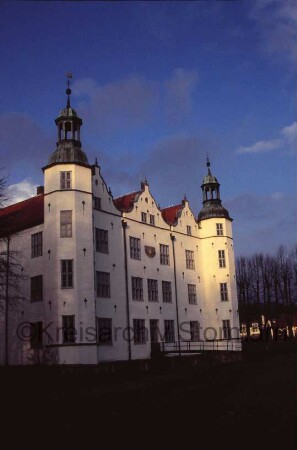 Schloss Ahrensburg: Ansicht von Südwesten: Südfassade mit angrenzenden Türmen: an mittlerem Giebelhaus Sonnenuhr: Gartenportal, Gartenbrücke über inneren Schlossgraben