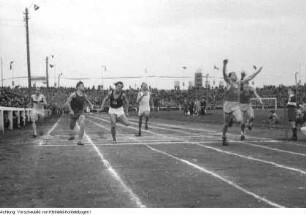 Dresden. Emil Zátopek, Olympiasieger im Marathonlauf 1952 in Helsinki, in Dresden zu Wettkämpfen in der Leichtathletik im Rudolf-Harbig-Stadion, Oktober 1950