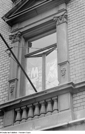 Sichtwerbung für die Leipziger Herbstmesse 1951 an einem Leipziger Haus