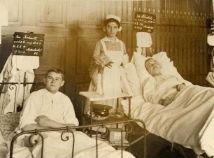 Erster Weltkrieg - Lazarett III Gewerbeschule Karlsruhe. Verwundete mit Schwester
