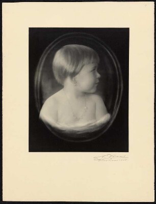 Dresden, Porträt eines jungen Mädchens : Dresden. Porträt eines jungen Mädchens, aufgenommen im Fotostudio Adolf Dous