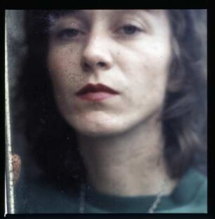 Portrait einer Frau, abfotografiert von einem gerahmten Bild?